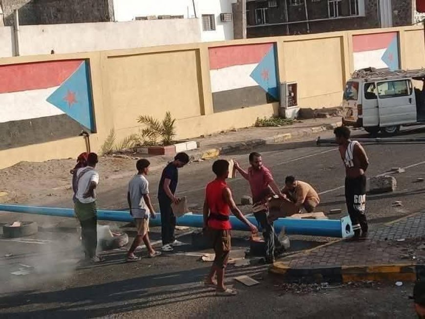 احتجاجات غاضبة في عدن على خلفية انقطاع الكهرباء بشكل شبه كلي