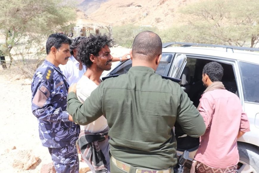 أمن المكلا يلقي القبض على المعتدي على بائع الآيسكريم ويواصل ملاحقة بقية المتورطين