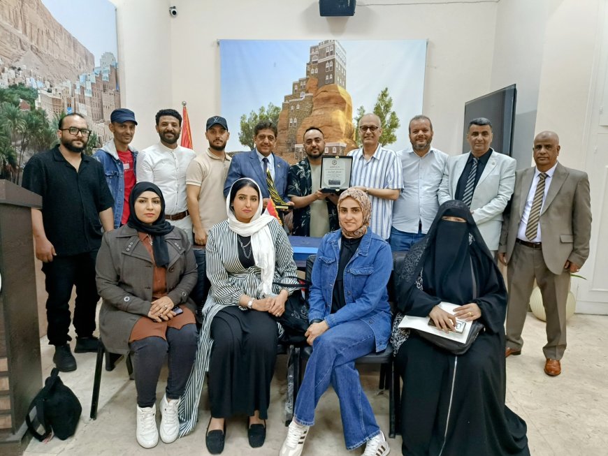 في القاهرة.. الجالية اليمنية تكرم عصام الكمالي بعد تتويجه عالمياً
