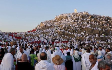 الحجاج يصعدون إلى عرفات لأداء أعظم أركان الحج