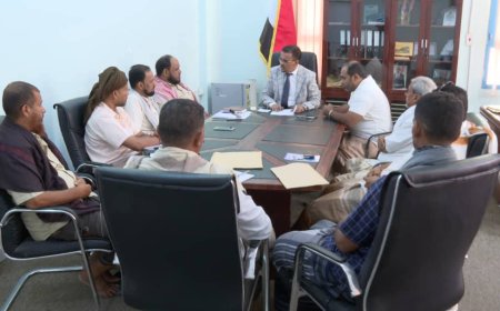 العمقي يبحث أوضاع مديرية الديس الشرقية ويؤكد اهتمام السلطة المحلية بتحسين الخدمات