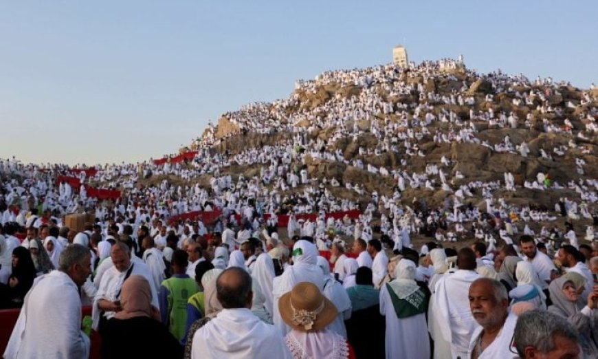 الحجاج يصعدون إلى عرفات لأداء أعظم أركان الحج