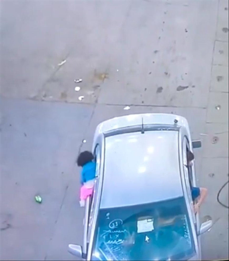 كادت تُدهس أمام عينيه.. كاميرا ترصد إنقاذ طفلة تركها والدها خلفه بمحطة وقود