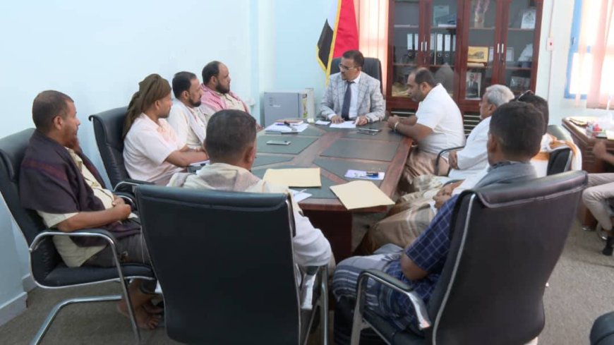 العمقي يبحث أوضاع مديرية الديس الشرقية ويؤكد اهتمام السلطة المحلية بتحسين الخدمات