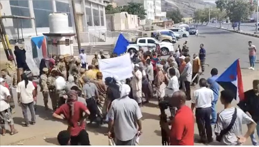 احتجاجات أمام قصر معاشيق في عدن للمطالبة بتحسين الكهرباء والخدمات