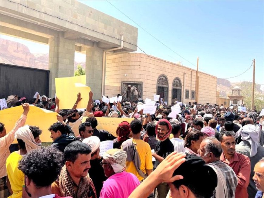 وقفة احتجاجية في دوعن تطالب بتحسين الكهرباء وتستنكر ملاحقة فرقة البندر