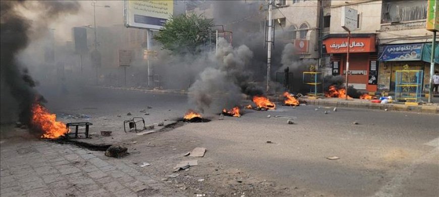 احتجاجات غاضبة تهز شوارع تعز.. هل بدأت شرارة الانتفاضة؟