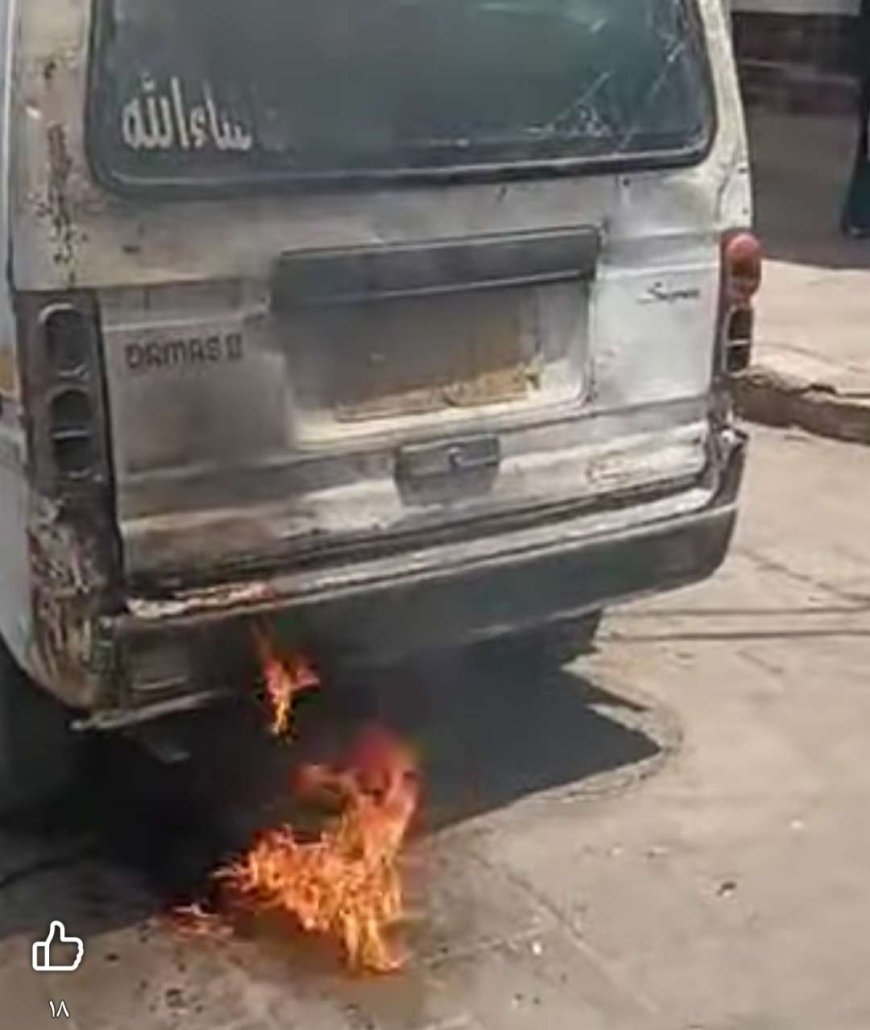 واقعة صادمة في صنعاء.. سائق يُشعل النار بباصه بعد مطاردة مرورية