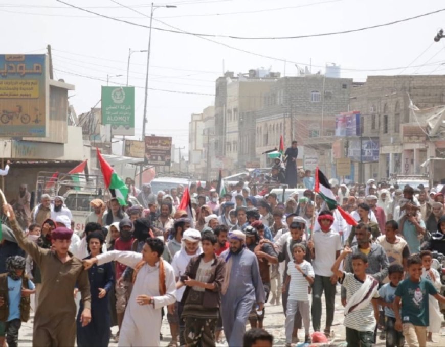 أبين...مئات المحتجين يطالبون بكسر الحصار عن غزة