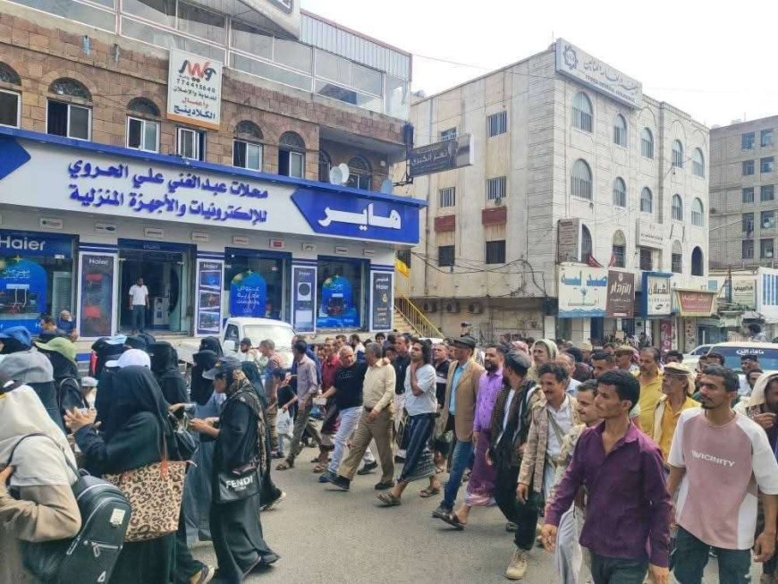 مواطنون يحتجون بطريقة عجيبة أمام مقر محافظة تعز