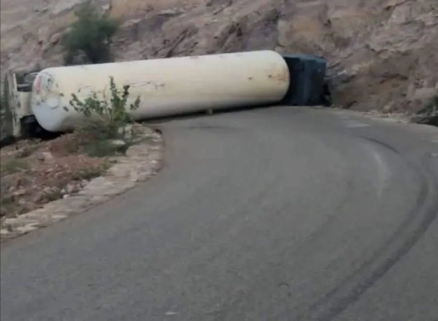 شبوة.. وفاة سائق وإغلاق طريق الضلعة إثر حادث مقطورة غاز