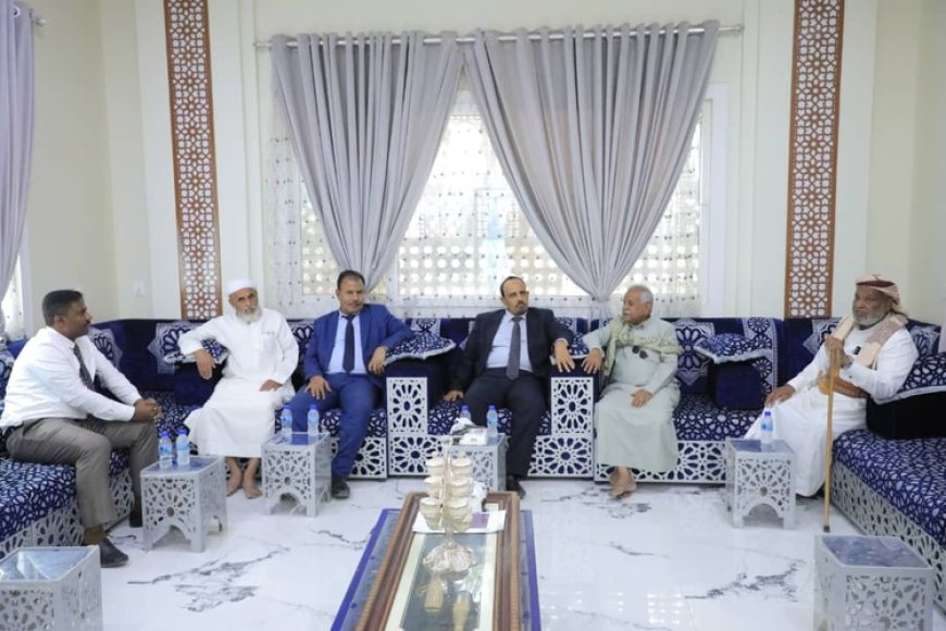 محافظ حضرموت يشيد بدور الشيخ عبدالله الكثيري في وحدة الصف الحضرمي