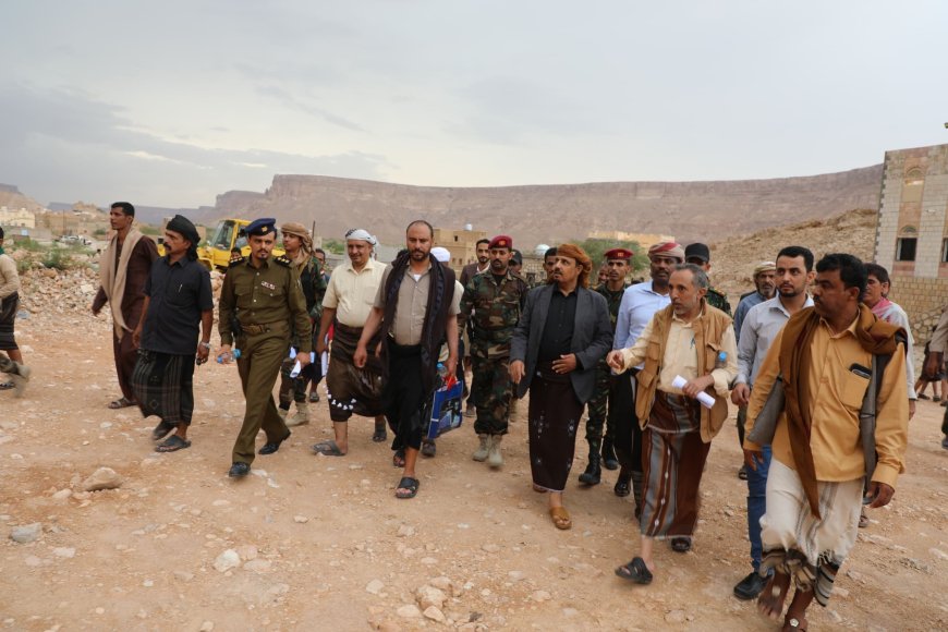 المحافظ بن ماضي يتفقد أضرار السيول ويتلمّس أحوال المواطنين بمديرية عمد