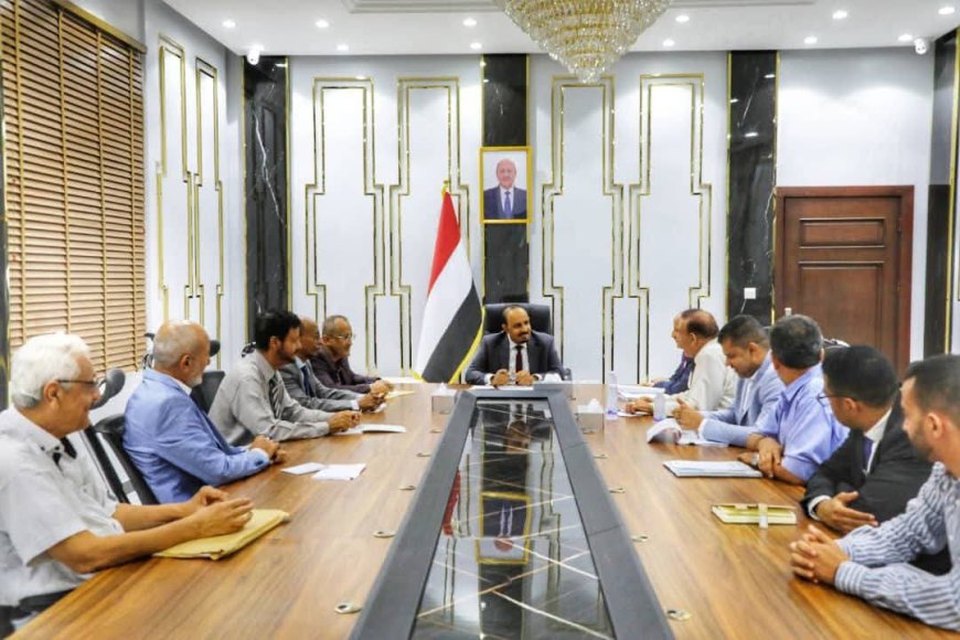 محافظ حضرموت يبحث مع لجنة وزارية خطط توسعة وتطوير ميناء المكلا