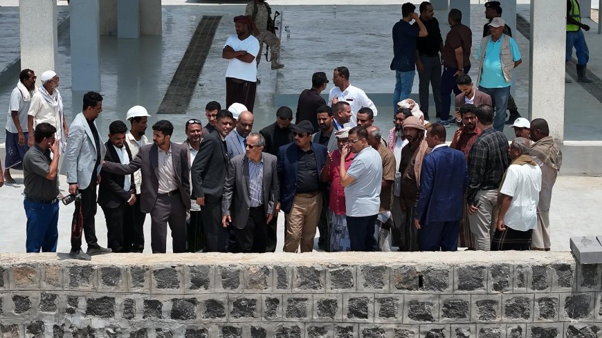 من الريدة الشرقية.. محافظ حضرموت يتفقد مركز الإنزال السمكي الممول من البنك الدولي