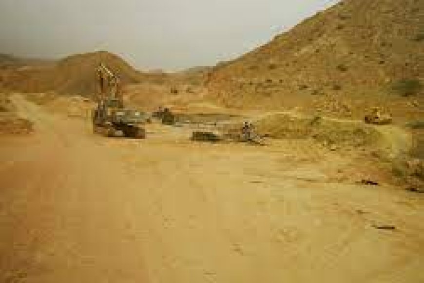 باحفظ الله يطرح تساؤلات حول توقف سفلتة الطريق القبلية بدوعن.. تفاصيل هامة