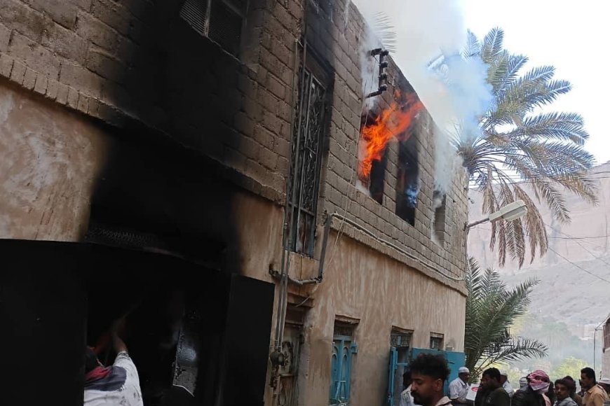 حريق هائل يلتهم محلاً تجارياً ويصل للنخيل في دوعن دون وجود إطفاء