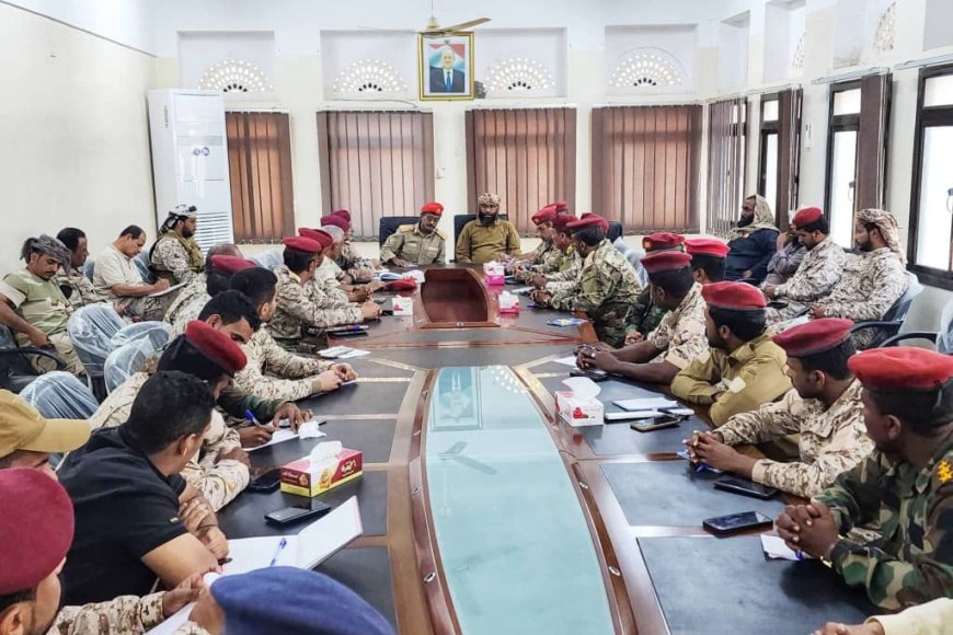 اجتماع عسكري مشترك بالمكلا لتكامل المهام بين المنطقة الثانية وقوات درع الوطن.. تفاصيل