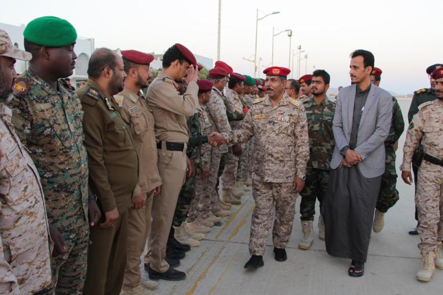 وصول اللواء محمد عمر اليمني إلى مطار الريان بحضور قيادات عسكرية وأمنية