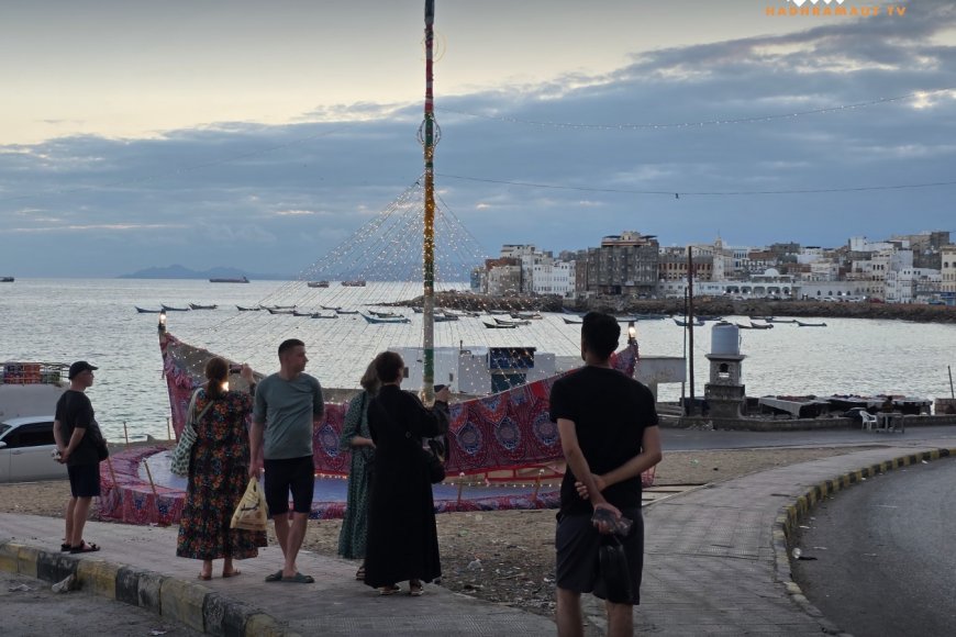 سياح يتجولون في شوارع المكلا ويوثقون جمال الغروب بعدساتهم