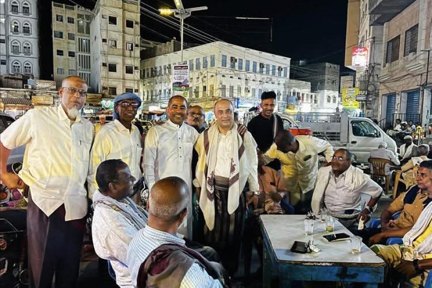 رئيس الوزراء السابق يظهر في مقهى شعبي بالمكلا ويتبادل الأحاديث مع المواطنين