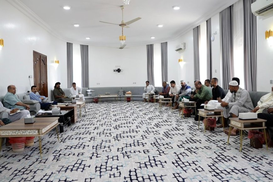 الخنبشي يعقد اجتماعاً لمعالجة أسباب تعثر مشروع مستشفى بويش بحضور الجهات المعنية