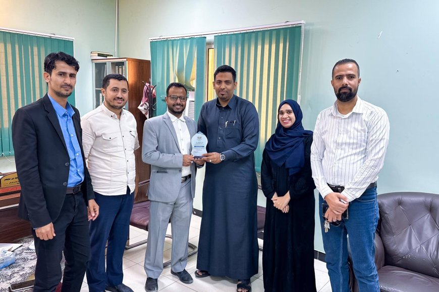 مكتب الصحة بساحل حضرموت يكرم طبيبين تقديراً لتميزهما في البورد المصري