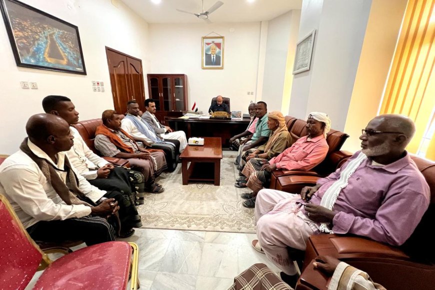 الخنبشي يلتقي أبناء مديرية بروم ميفع ويتسلم منهم درع تقديري لتوجيهه ربط كهرباء المديرية بالشبكة العامة