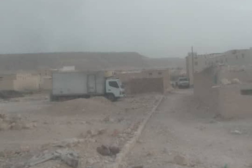 شاهد بالصورة.. سحب كثيفة تغطي سماء الحيسر بحضرموت تزامناً مع تحذيرات جوية