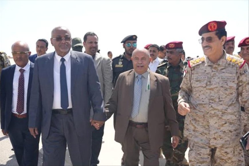 الخنبشي يستقبل وفدًا حكومياً رفيعاً في المكلا لبحث ملفات حيوية