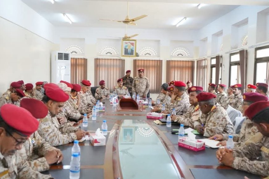 اجتماع عسكري برئاسة وزير الدفاع في المكلا لبحث رفع الجاهزية القتالية