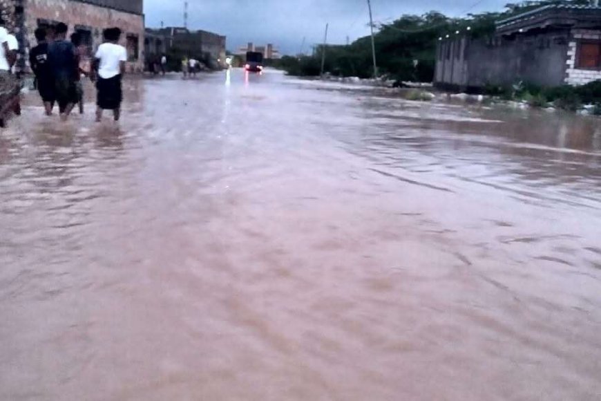 نزوح السكان في قصيعر بعد انهيار حاجز ترابي بسبب السيول