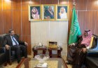 السفير آل جابر يؤكد دعم الرياض لجهود الاستقرار خلال لقائه محافظ لحج