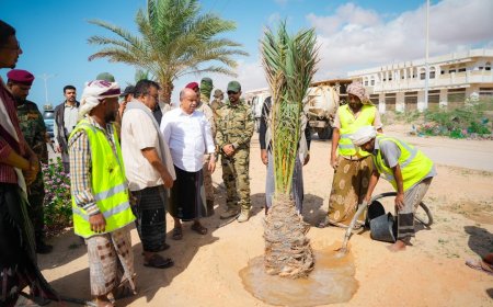 الخنبشي يدشن مشروع إعادة تأهيل شارع مطار الريان بحضرموت