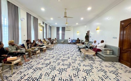 لقاء في المكلا يجمع الخنبشي بأسر ضحايا مسجد الزيار وسط تأكيدات بالإنصاف