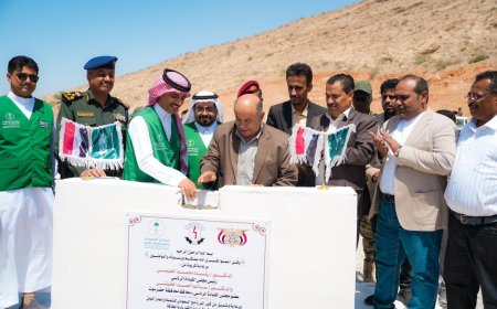 بدعم سعودي.. الخنبشي يضع حجر الأساس لمشروع محطاتي توليد إسعافية لكهرباء ساحل حضرموت 