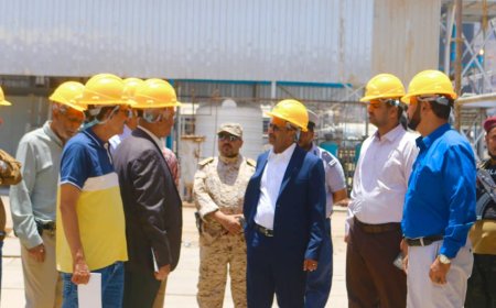 بامقاء يزور مصفاة عدن لبحث إعادة تشغيلها وتعزيز دورها الحيوي