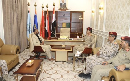 تحت راية الجمهورية.. وزير الدفاع يناقش مع محافظ الضالع تحديات المرحلة