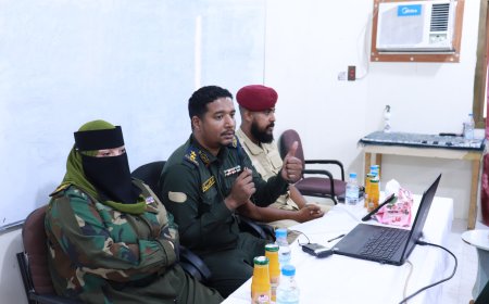 محاضرة توعوية حول الابتزاز الإلكتروني بكلية البنات بجامعة الأحقاف