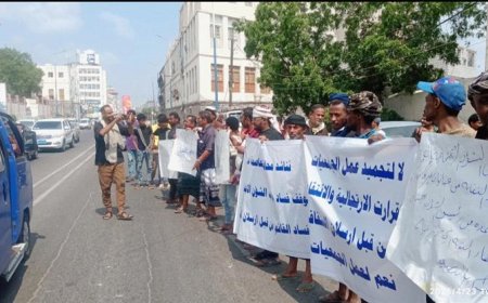 احتجاجات أمام مبنى محافظة عدن.. اتحاد تعاوني يصعّد ضد مسؤول حكومي