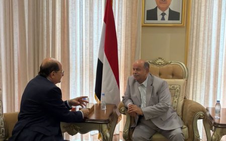 الخنبشي يناقش مع رئيس مجلس الوزراء مستجدات الأوضاع العامة وجهود الحكومة في تعزيز العمل المؤسسي