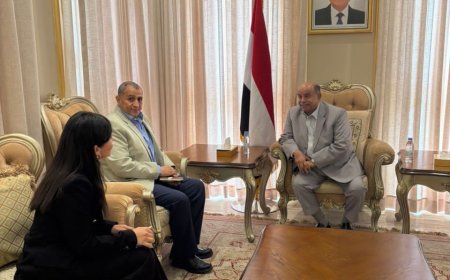 عضو مجلس القيادة الخنبشي يلتقي وفد مركز الحوار الإنساني ويؤكد أهمية الشراكة الدولية لدعم الاستقرار