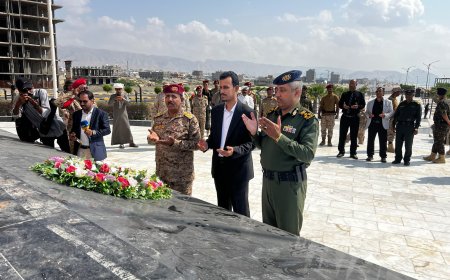 الوكيل الجيلاني واللواء اليميني والعميد الجابري يضعون إكليلًا من الورود على ضريح الجندي المجهول