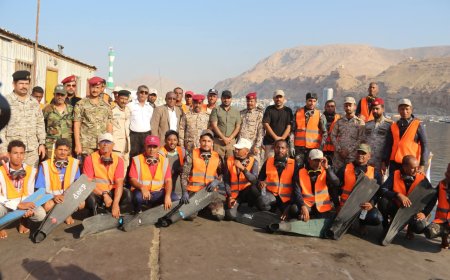 قوات خفر سواحل حضرموت تدشن حملة لتنظيف حوض ميناء المكلا