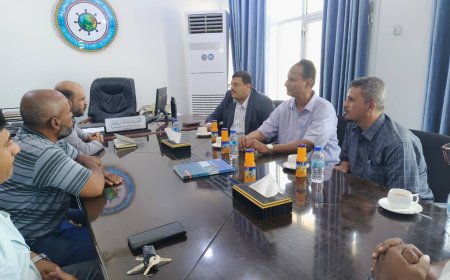 الديني يزور هيئة الشئون البحرية بالمكلا لمناقشة سلامة الخط الناقل للنفط.. تفاصيل