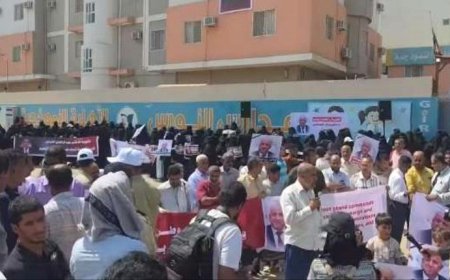 وقفة احتجاجية أمام مدارس النورس للمطالبة بالكشف عن المتورطين في أغتيال الدكتور الشاعر