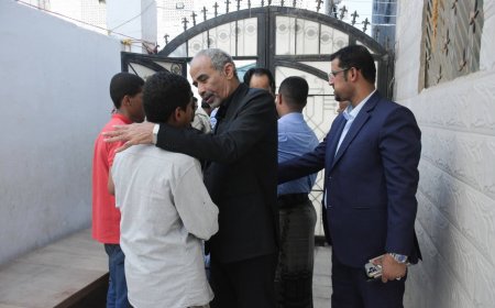 عضو مجلس القيادة الصبيحي يقدم واجب العزاء في استشهاد الدكتور الشاعر