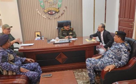 مدير عام شرطة شبوة يطلع على مستوى تنفيذ الحملة الأمنية لمنع حمل السلاح بمدينة عتق