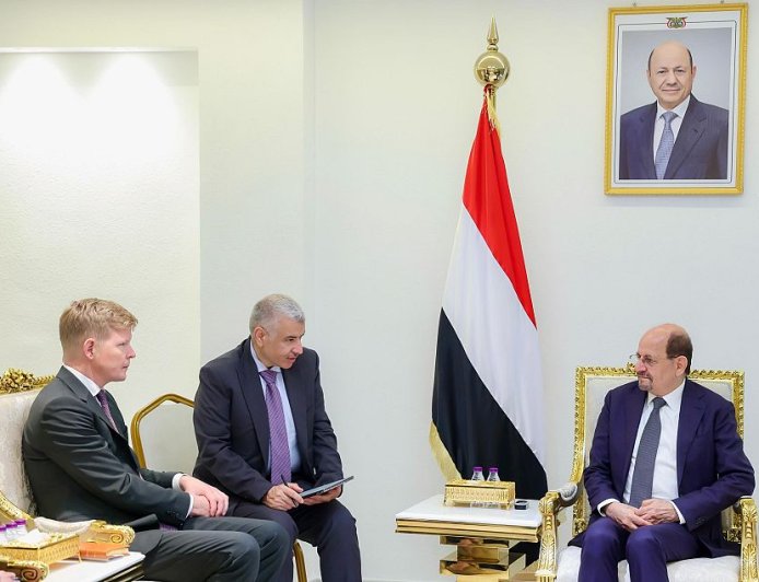 رئيس الوزراء يؤكد للمبعوث الأممي ضرورة الإسراع في ملف المحتجزين