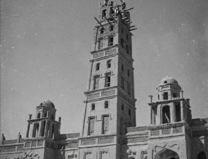 صورة فريدة تكشف مراحل تشييد منارة المحضار قبل أكثر من قرن